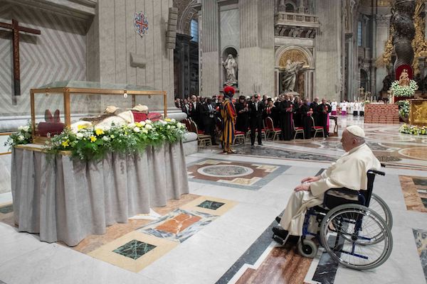 Francis prays for unity on Vatican II anniversary