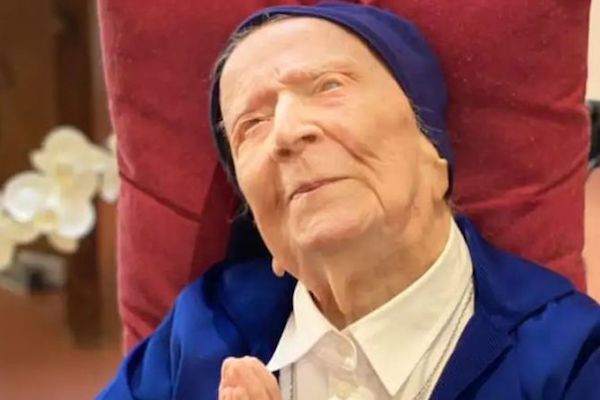 Soeur André, oldest person in the world, dies at 118