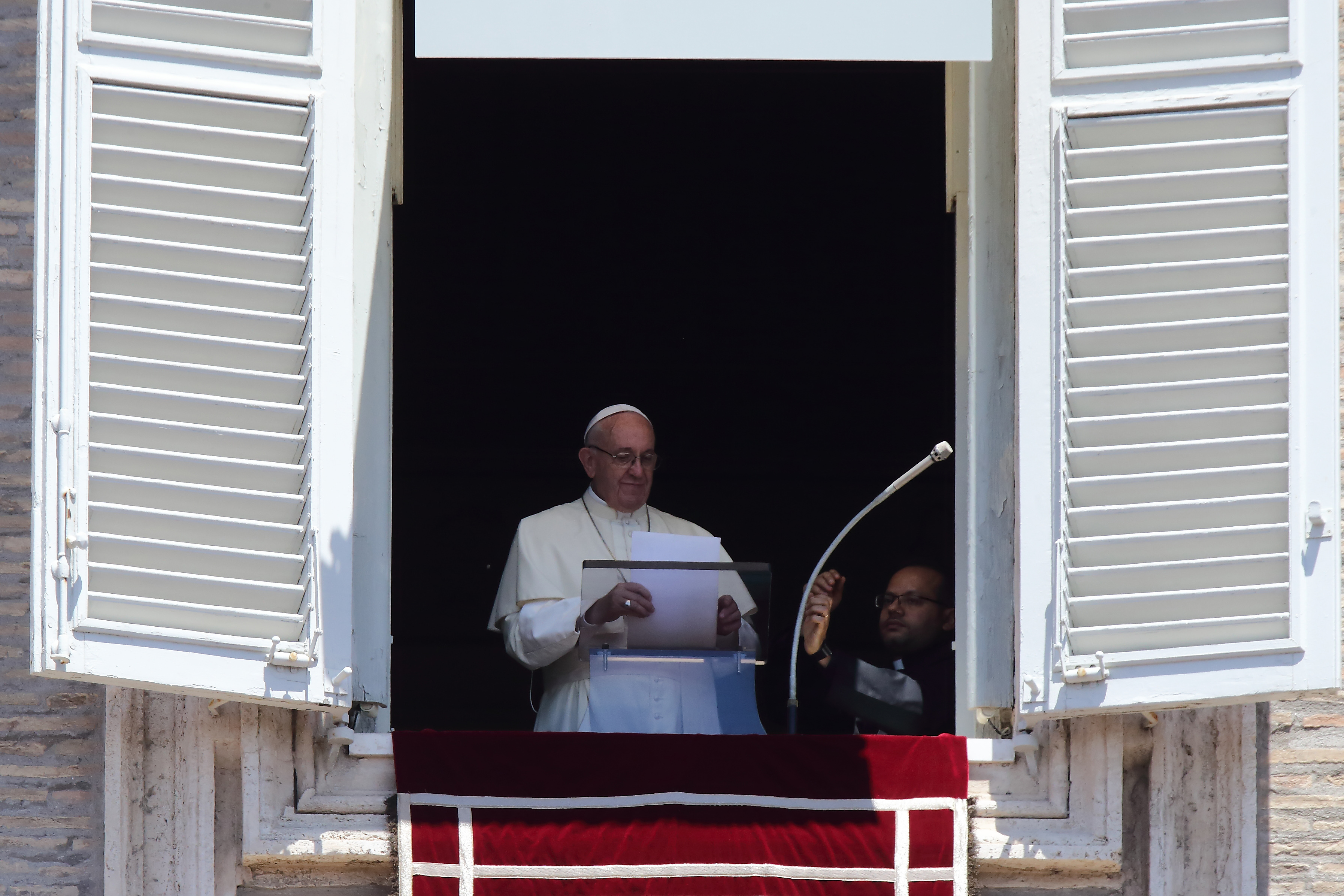 Pope warns against 'dictators' that destroy free press