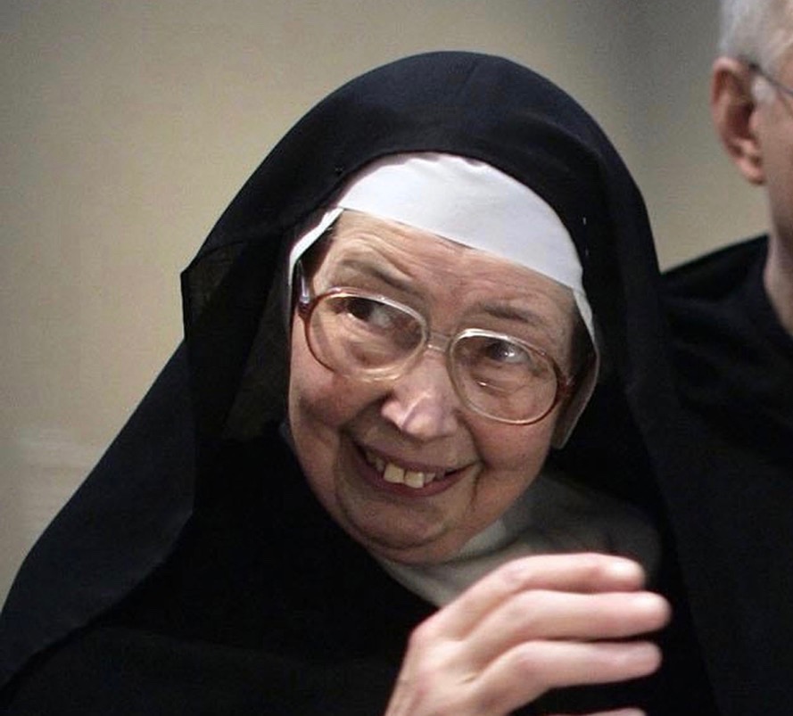 Sister Wendy Beckett, TV art historian, has died aged 88 