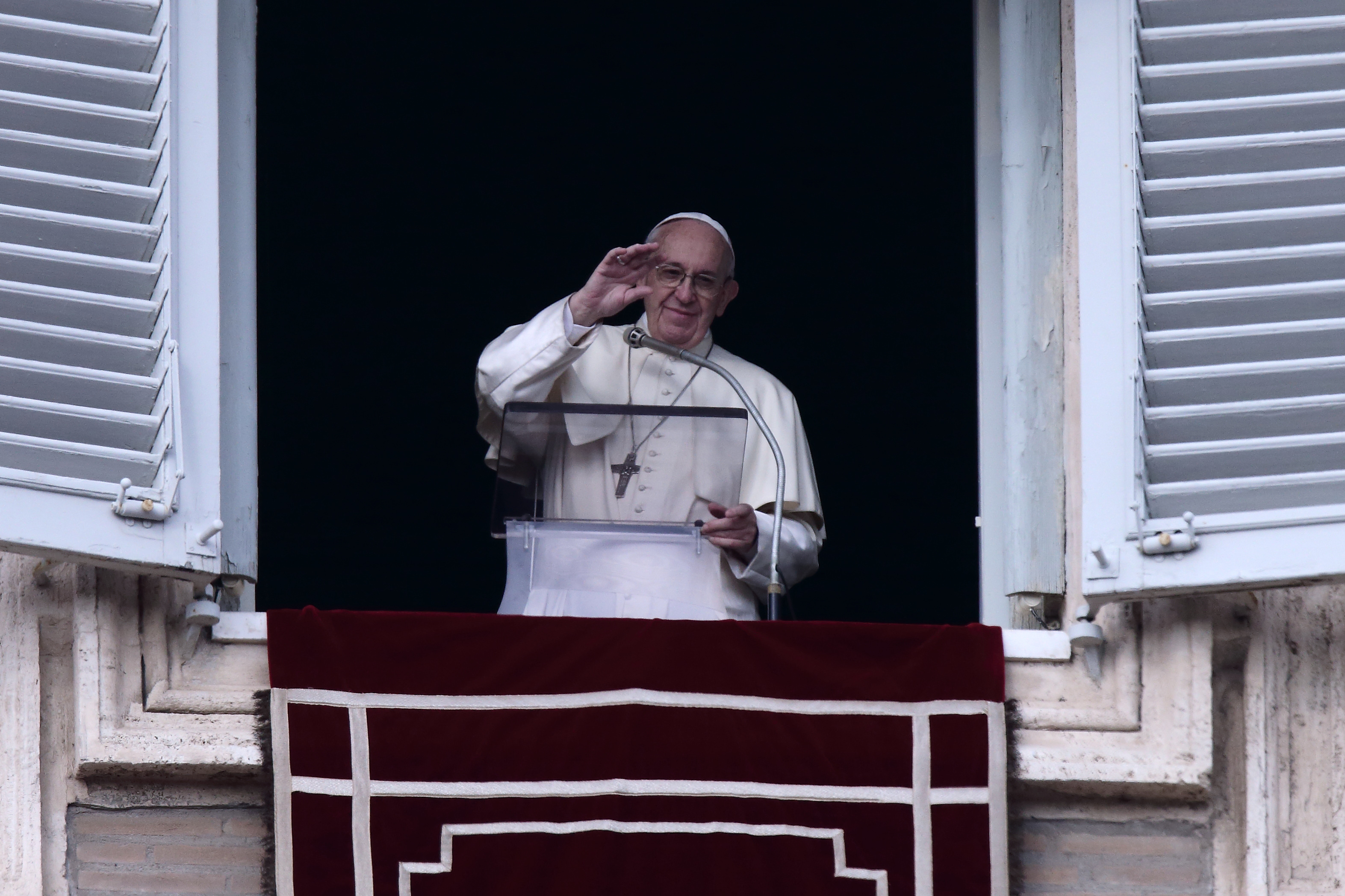 Always guard and defend family, says Pope