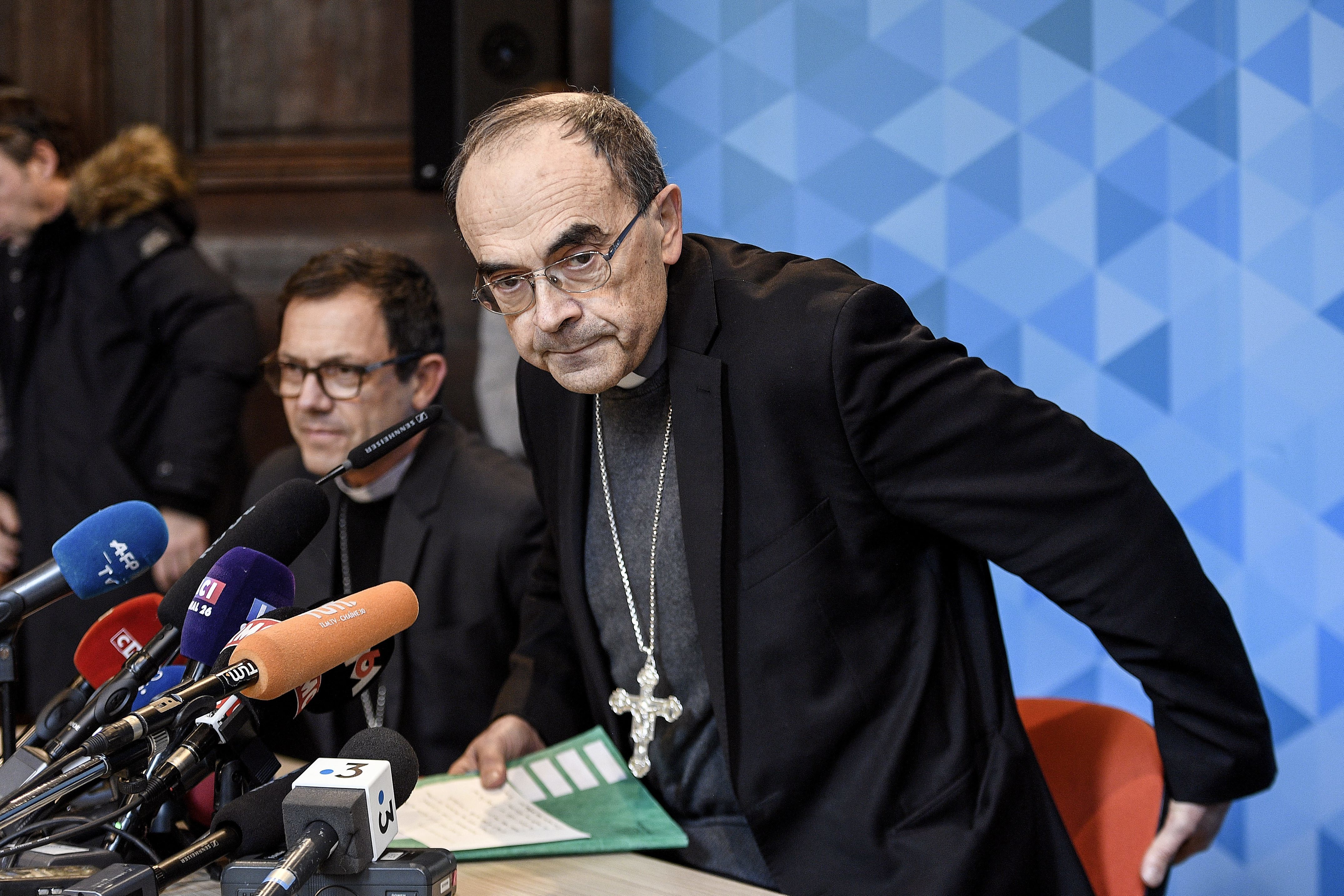 Lyon Catholics urge Barbarin to resubmit resignation to Pope