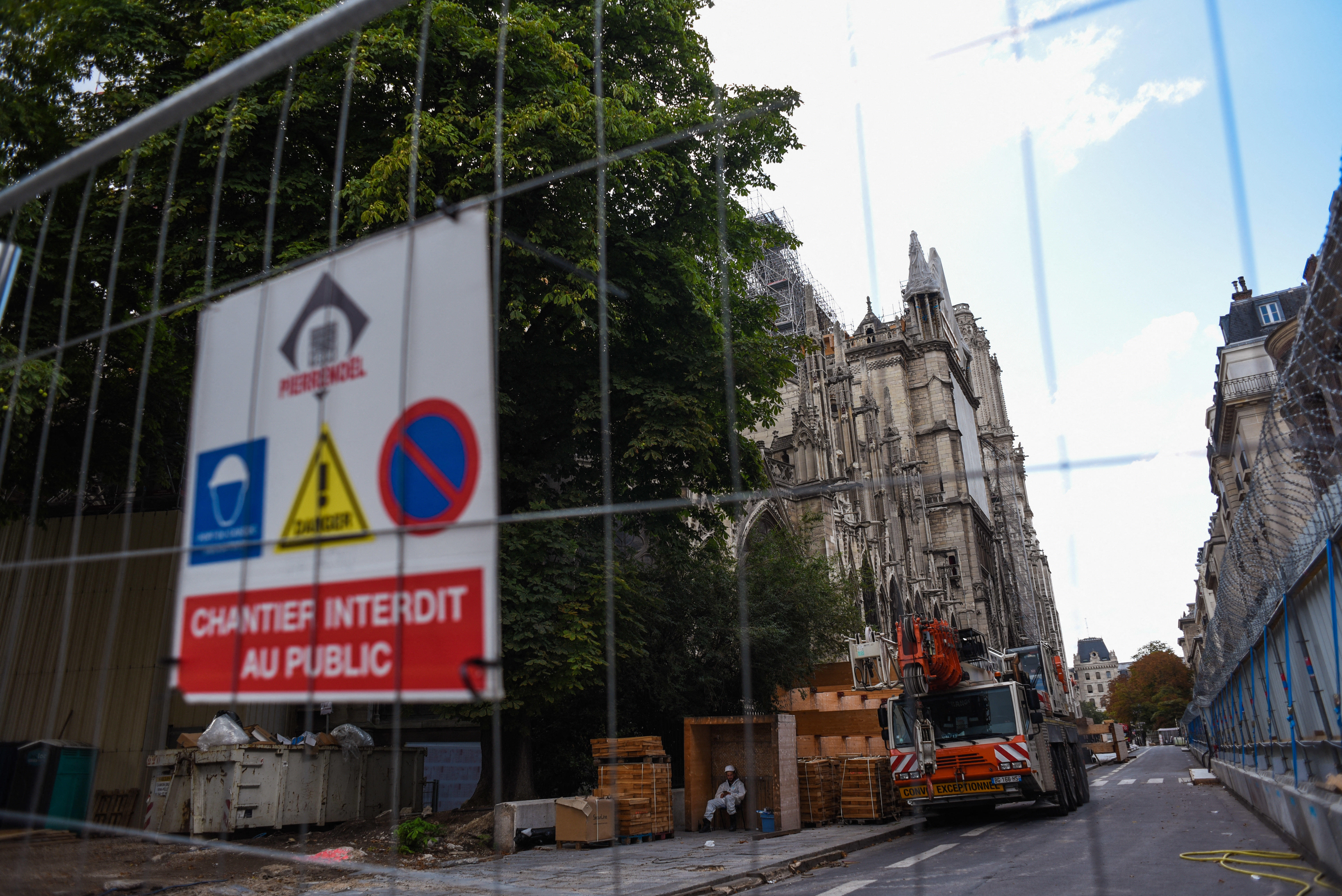 Streets surrounding Notre Dame sealed off for lead decontamination 