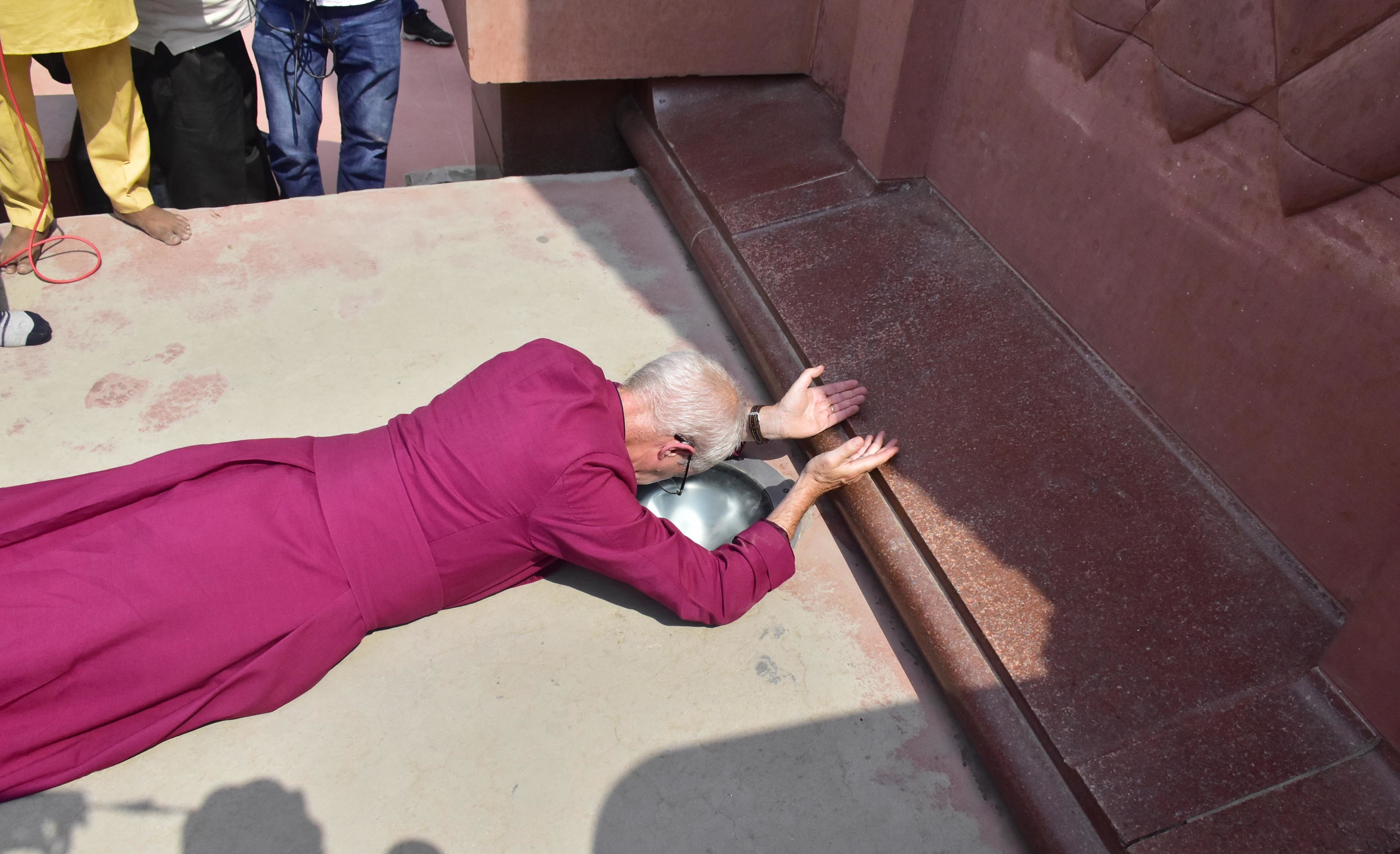 Archbishop of Canterbury prostrates himself at site of Indian massacre 