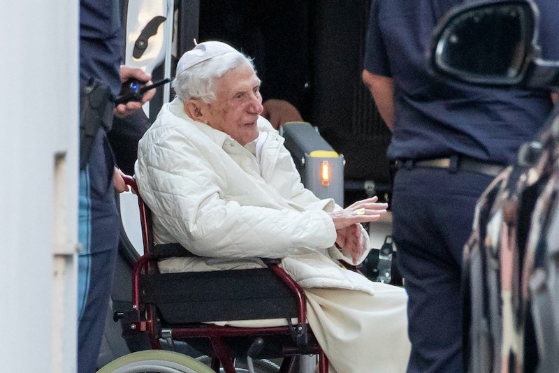 Emeritus Pope visits seriously ill brother in Regensburg