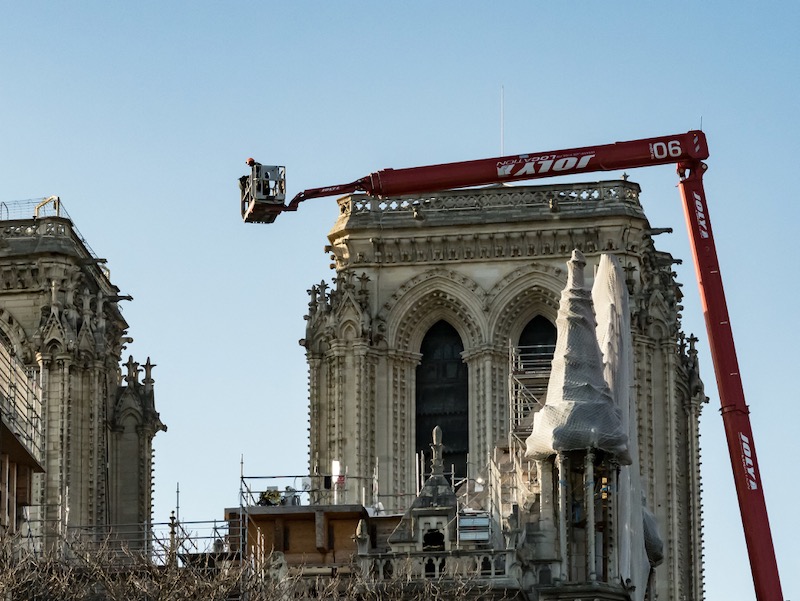 Notre Dame survives removal of fused scaffolding