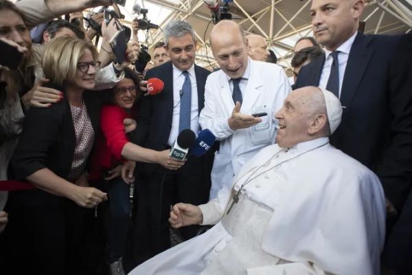 Francis returns to the Vatican after surgery