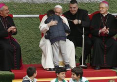 ‘Is my dad in heaven?’ little boy asks Pope