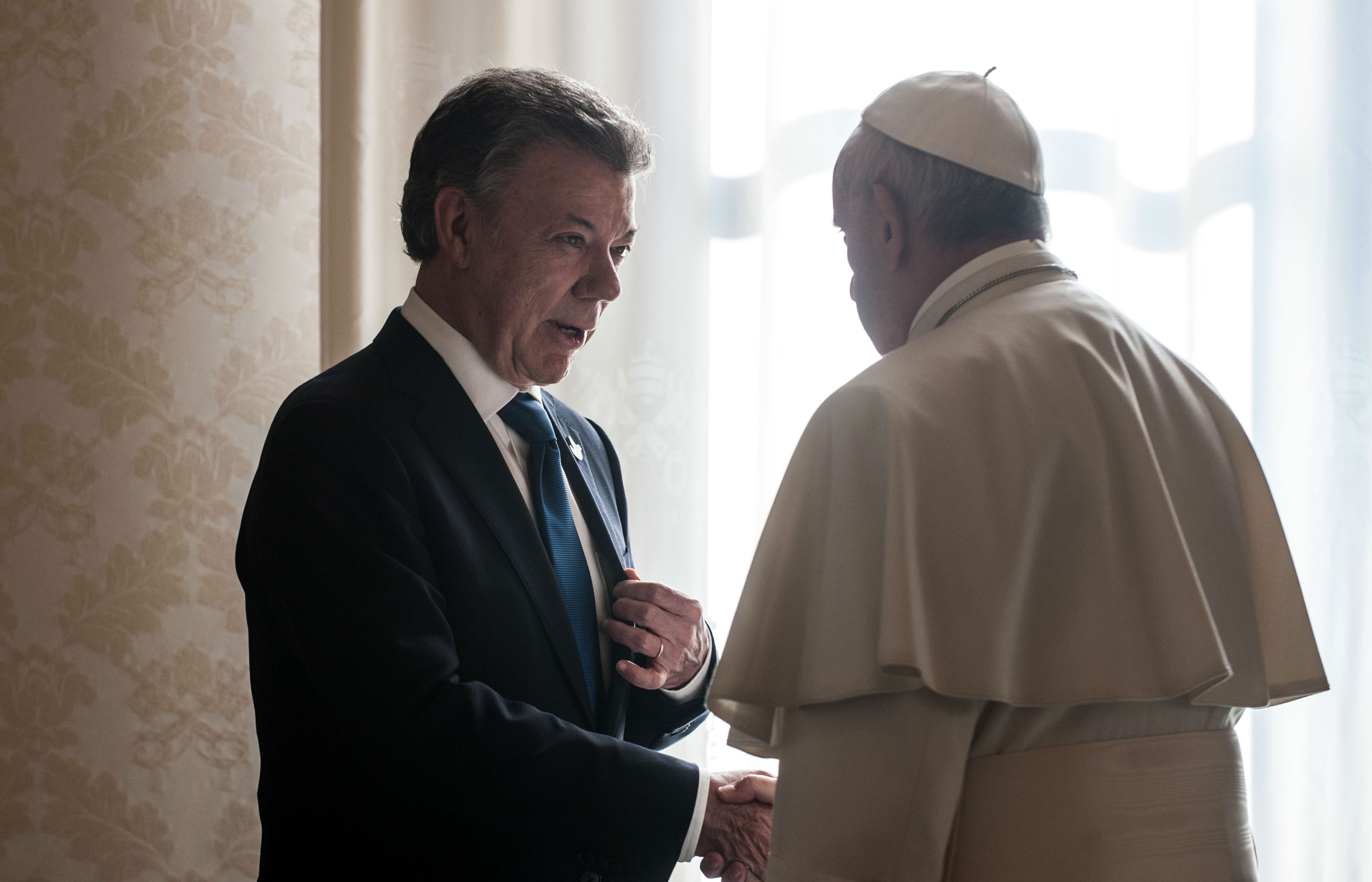 Pope meets with Colombian leaders at odds on FARC peace deal