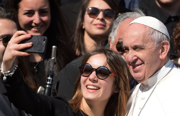 'Put down your phones', Pope tells faithful 