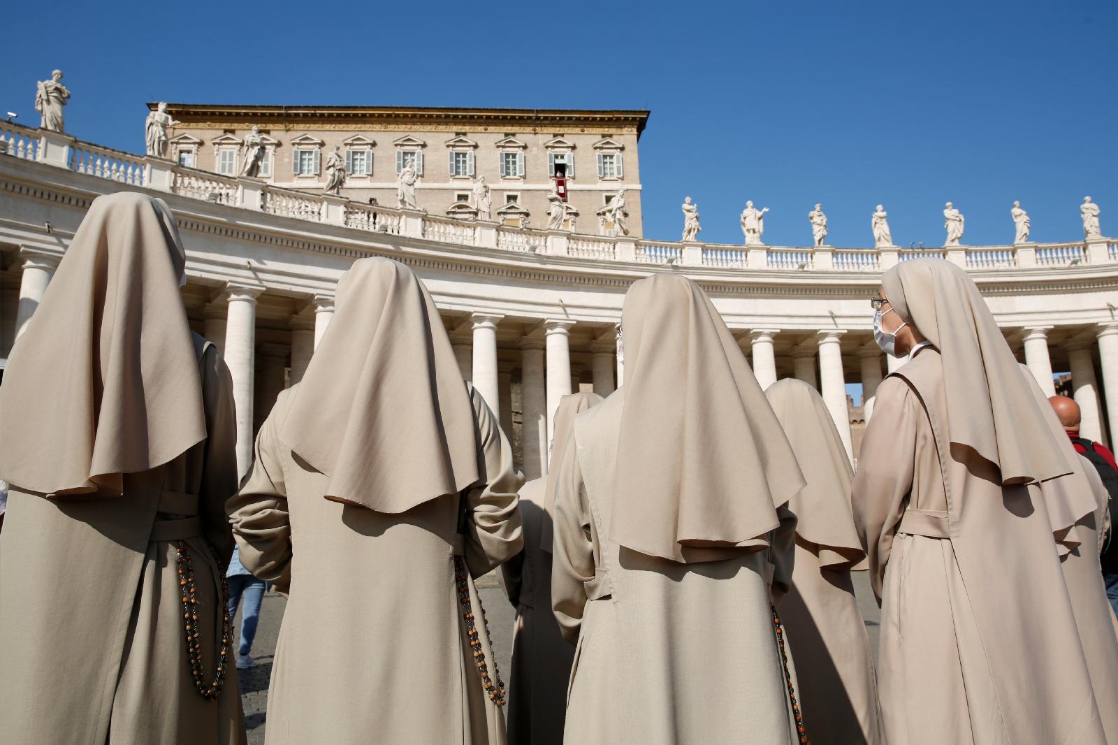 Pope toughens rules on new religious orders 