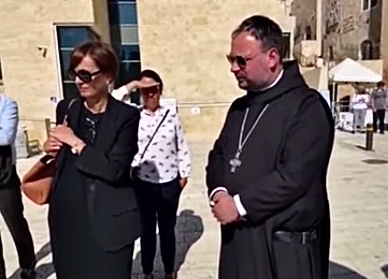 Israeli foundation apologises for telling abbot to hide cross on visit to Western Wall Wall