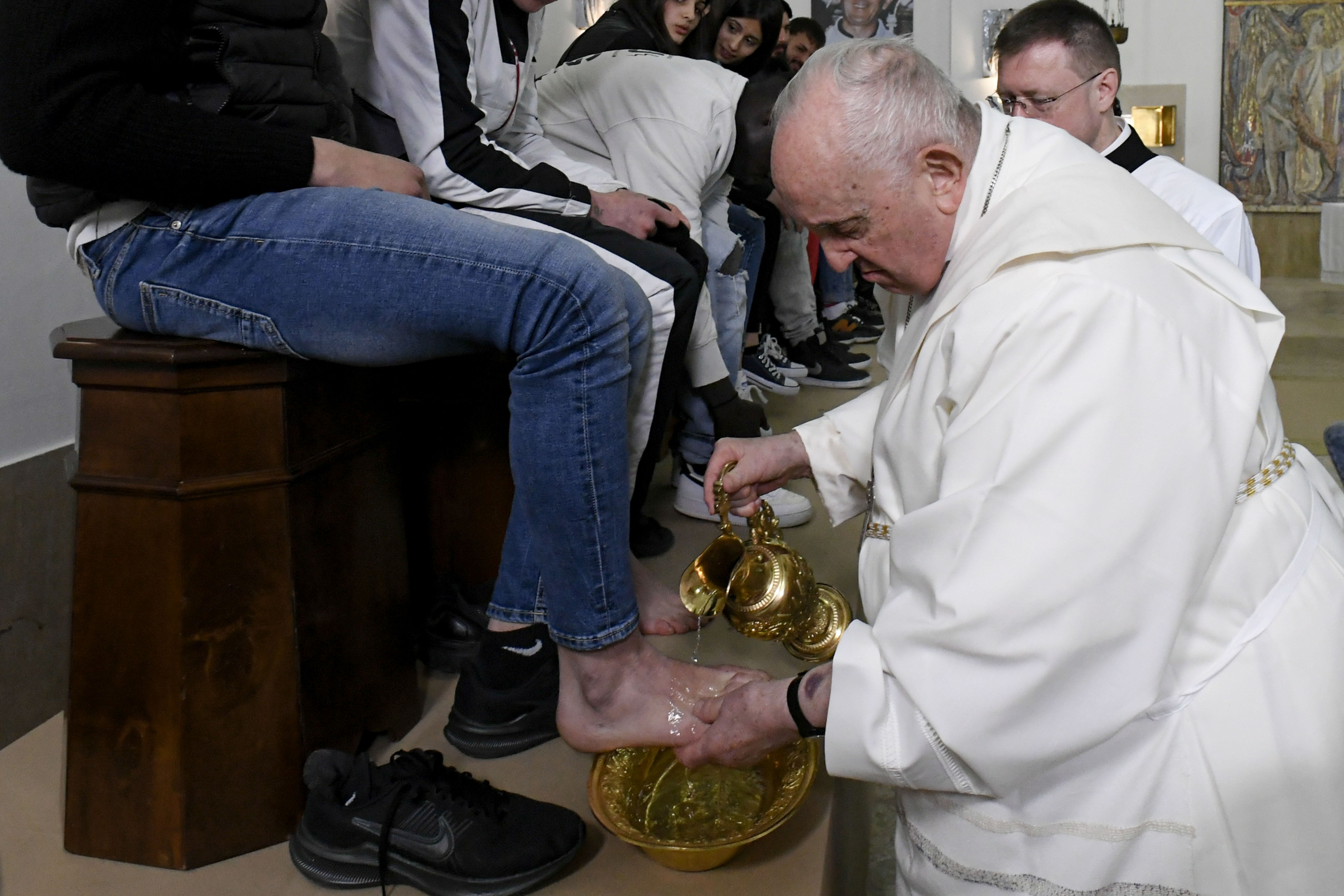 Pope Francis washes feet of young inmates