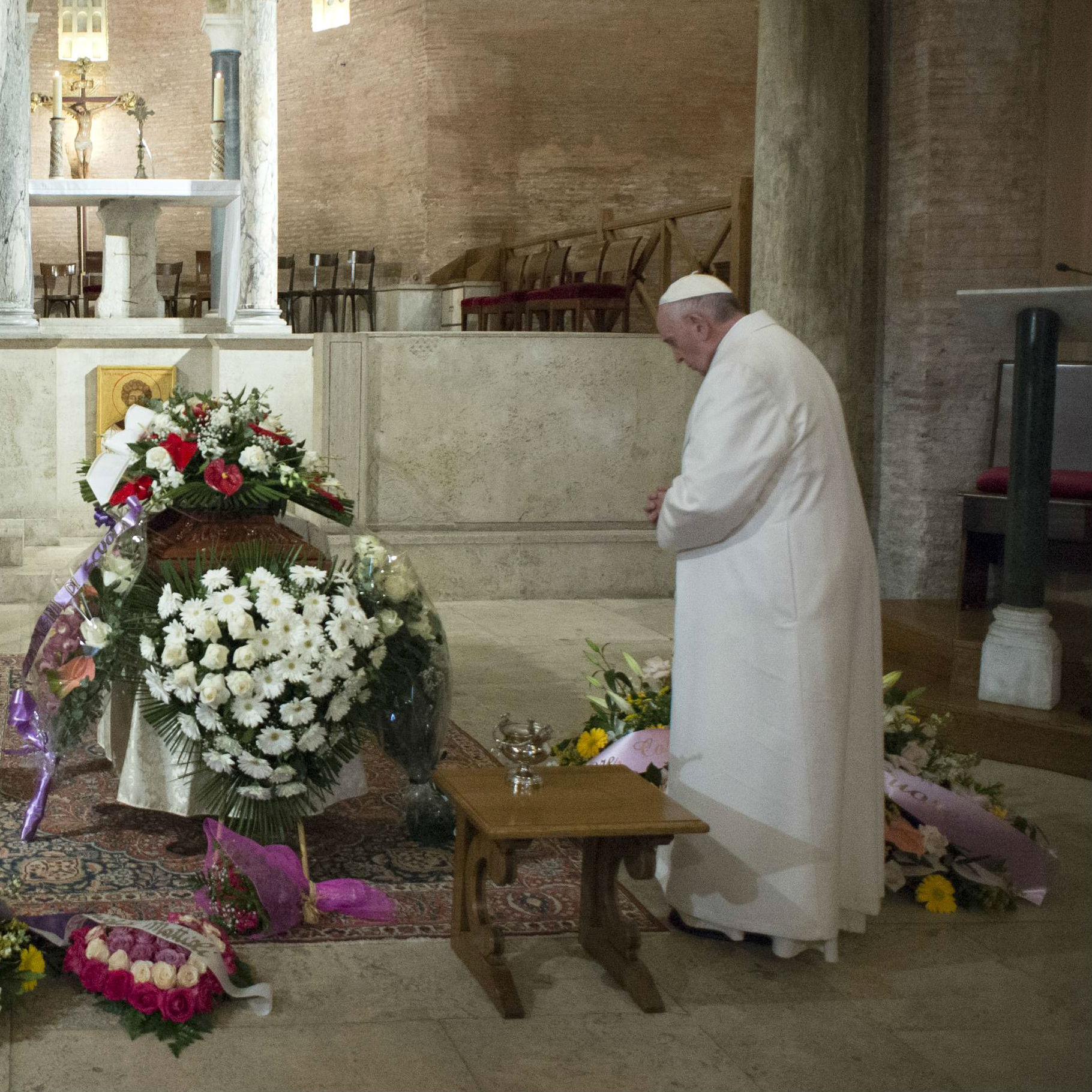 Pope mourns death of pregnant receptionist