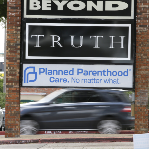 US Supreme Court strikes down Texas restrictions on abortion clinics