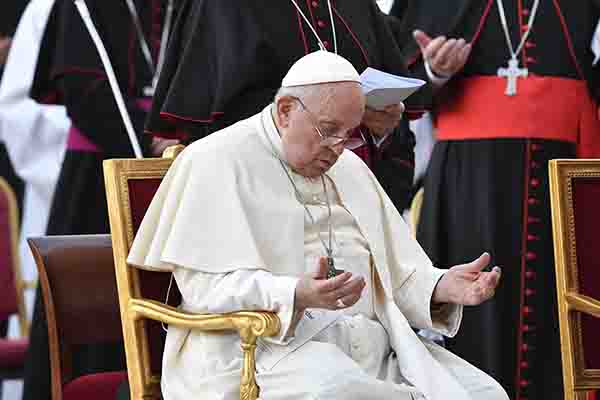 Silence is ‘essential’ says Pope Francis at Synod prayer vigil