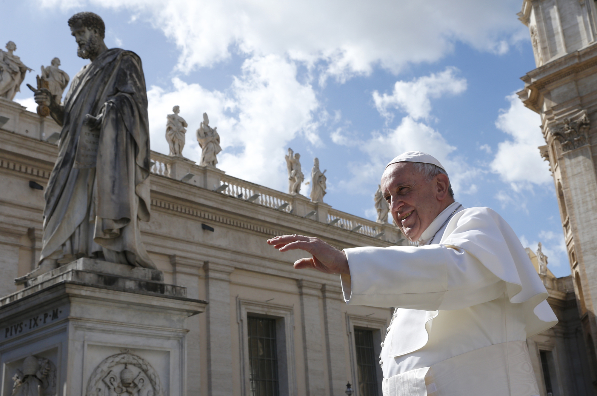 Francis asks faithful to wish Pope Emeritus a Happy Easter