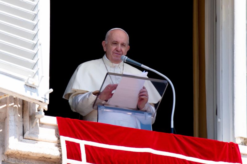 Pope asks Catholics to pray for migrants, coronavirus victims