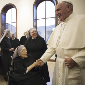 Francis visits Sisters in Supreme Court battle over Obamacare