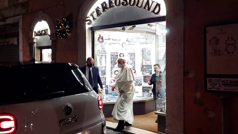 Pope makes surprise visit to record shop