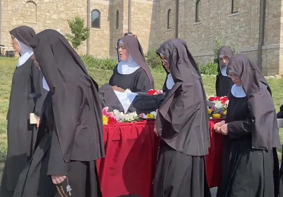 Thousands travel to see ‘incorrupt’ remains of nun