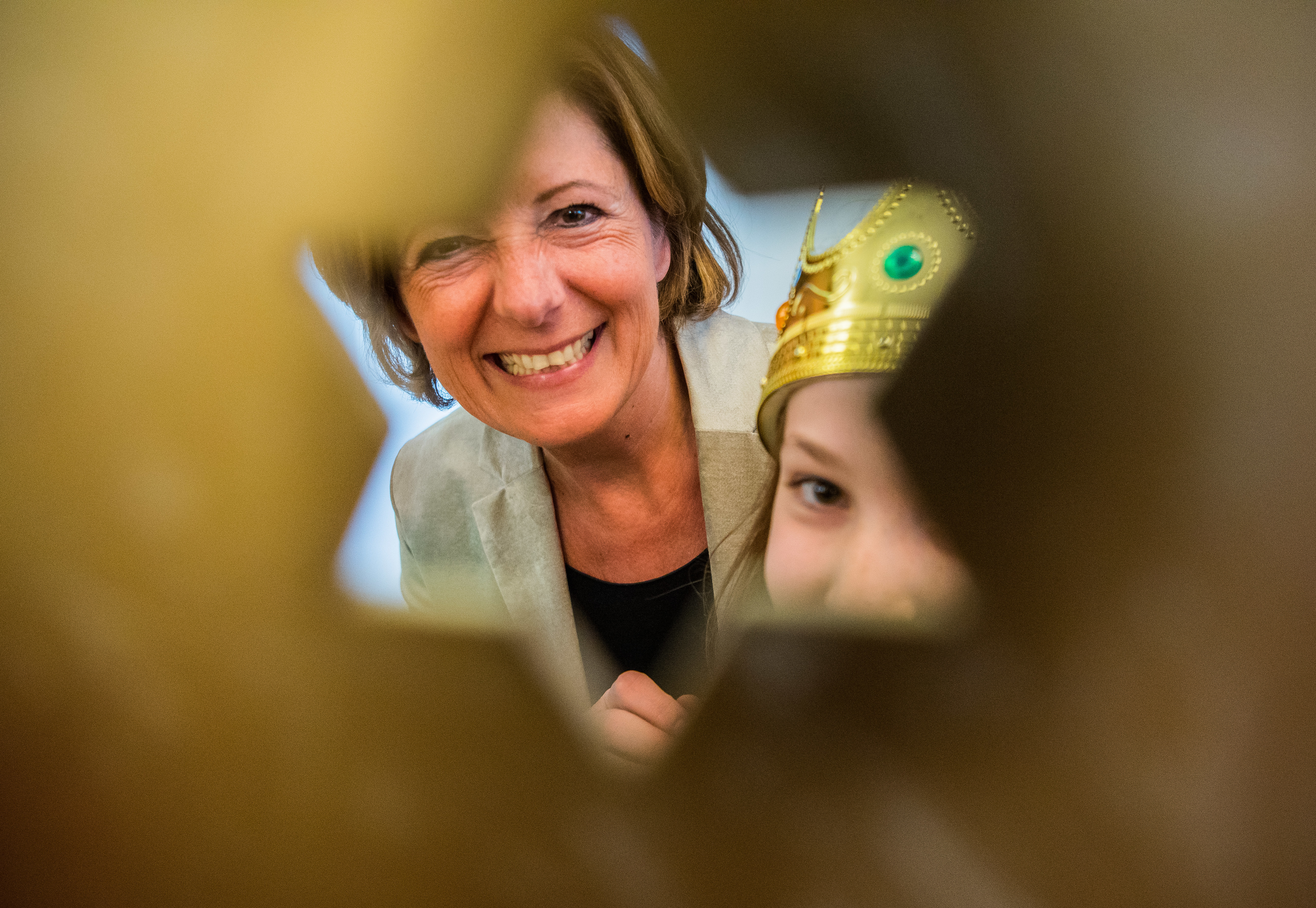 Malu Dreyer (SPD), Prime Minister of Rhineland-Palatinate, looks through a star at the reception of the star singers