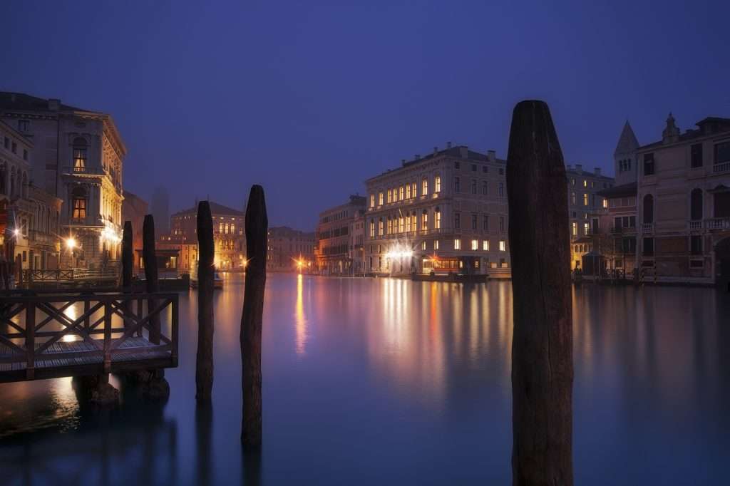 A Jamesian tale in the chiaroscuro light of Venice