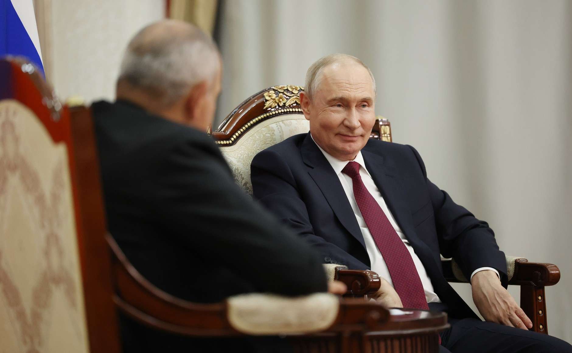 Leo pleas for besieged Ukrainian town in call with Putin